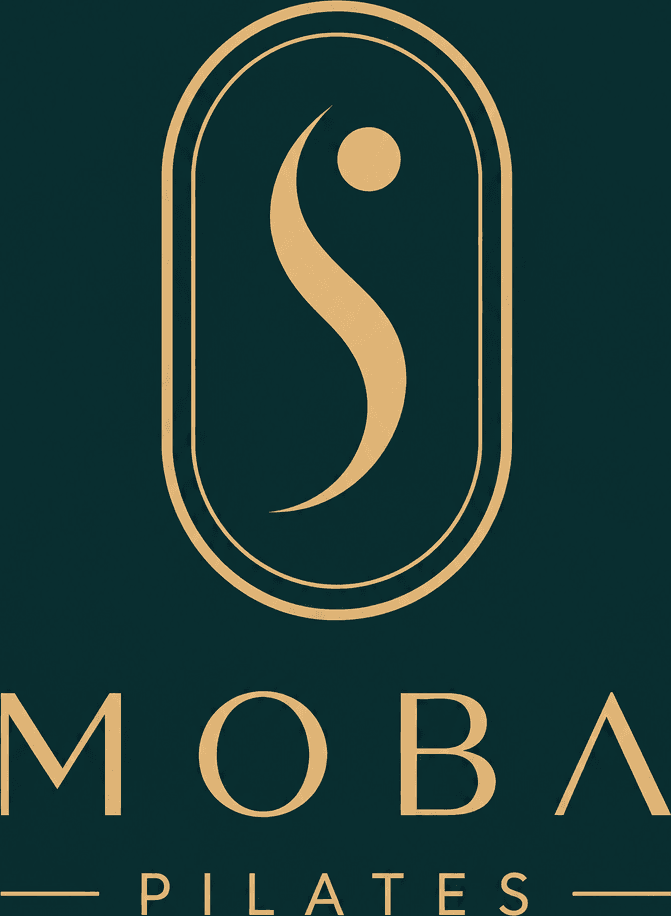 Moba Pilates uygulamasının açılış ekranı: altın mühür ve marka yazısı