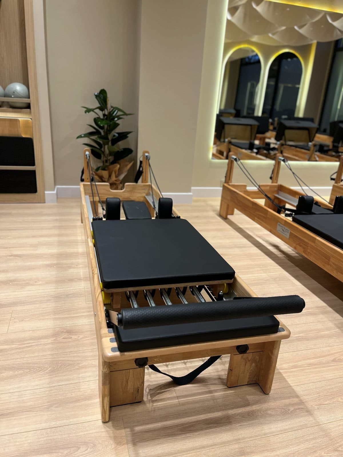 Önden bir reformer, arkada aynalı duvar
